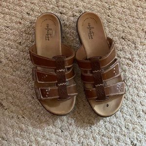 Cute brown Clark’s 8W adjustable sandals